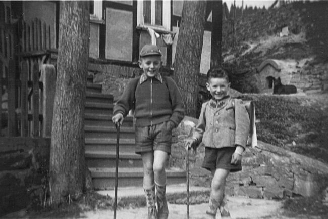 Georg Wilhelm und Heiner auf dem Schulweg